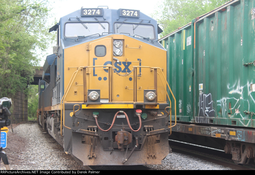 CSX 3274 on Q438 at St Denis